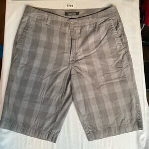 Kenneth Cole REACTION Men’s Flat Front Shorts, size 32, Gray with Stripes
